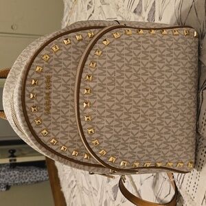 MK Abby Vanilla/Acrn Framed Out Stud Back Pack
